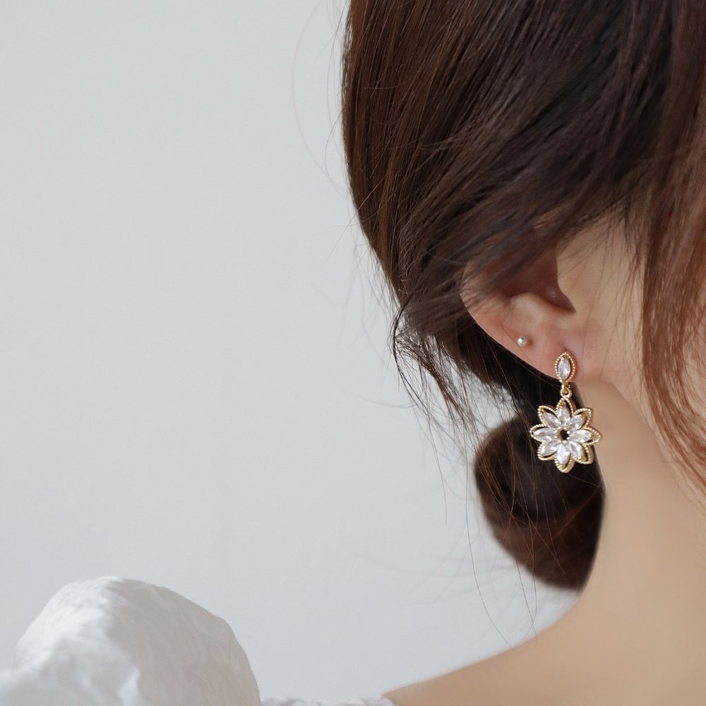 NEW 14K Gold Plated Diamond Snowflake Flower Earrings - Picture 2 of 4